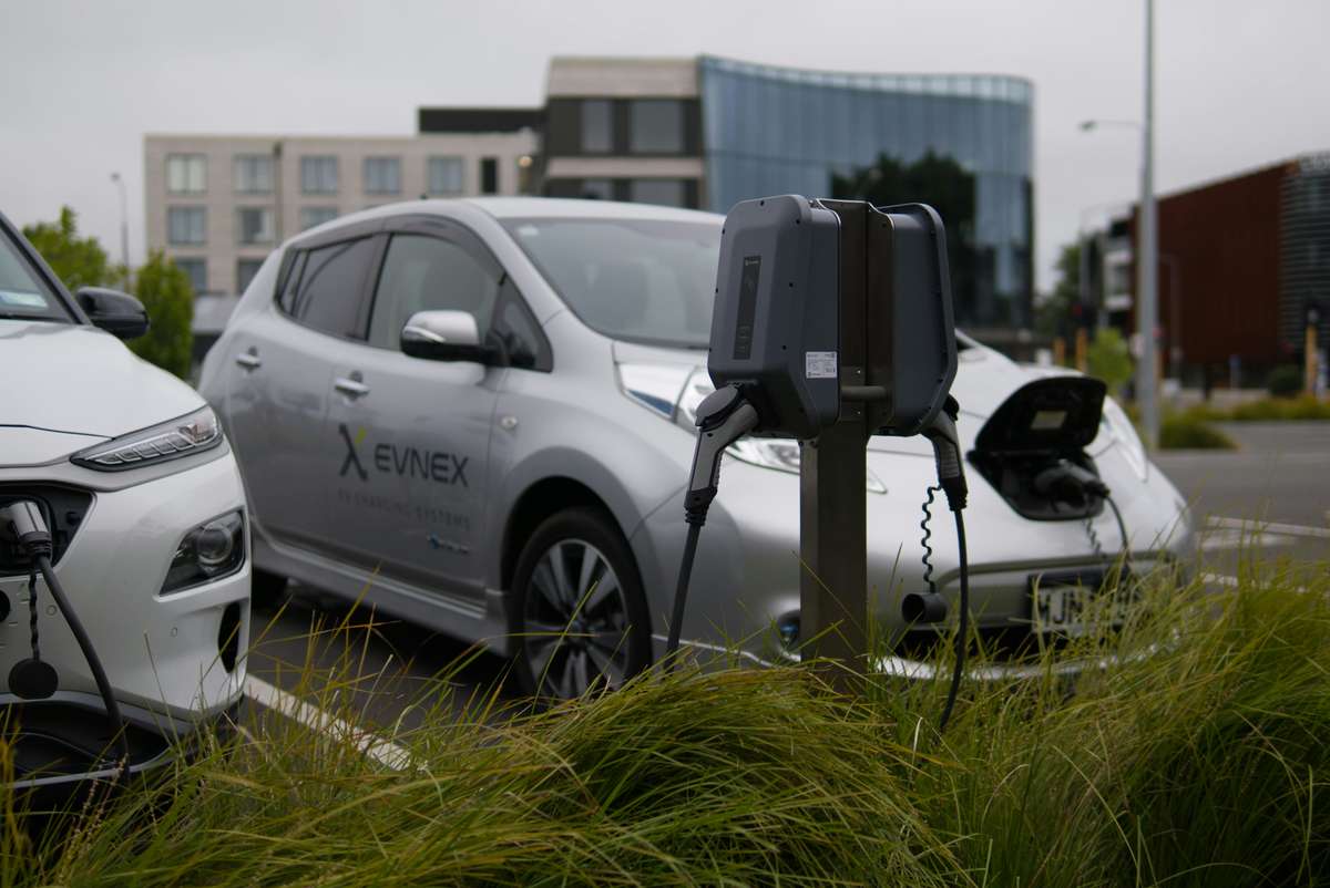 Coche Eléctrico Cargando - Foto de Ed Harvey