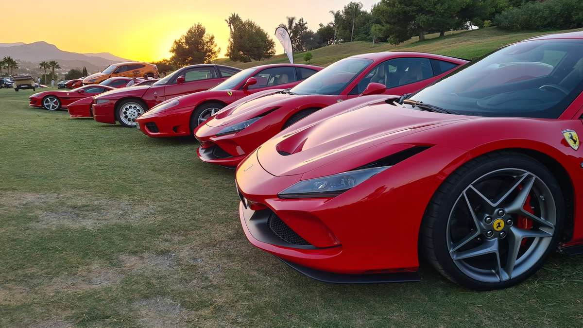 exposición de coches Ferrari en el Magna Marbella 2022
