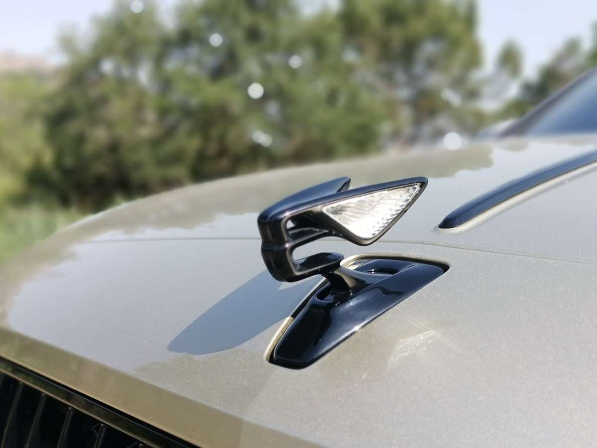 insignia de marca del modelo Flying Spur Hybrid Bentley Marbella en Revista Car