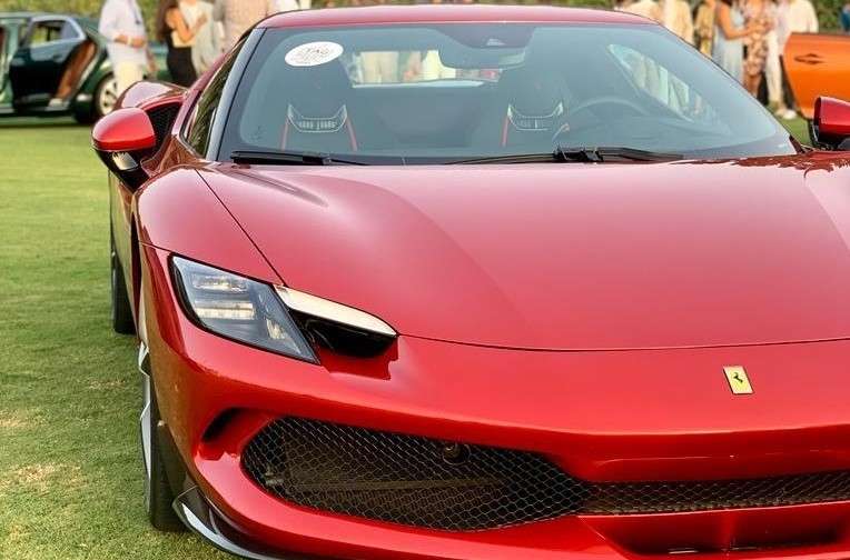 modelo Ferrari expuesto en Autobello 2022 Marbella Sotogrande