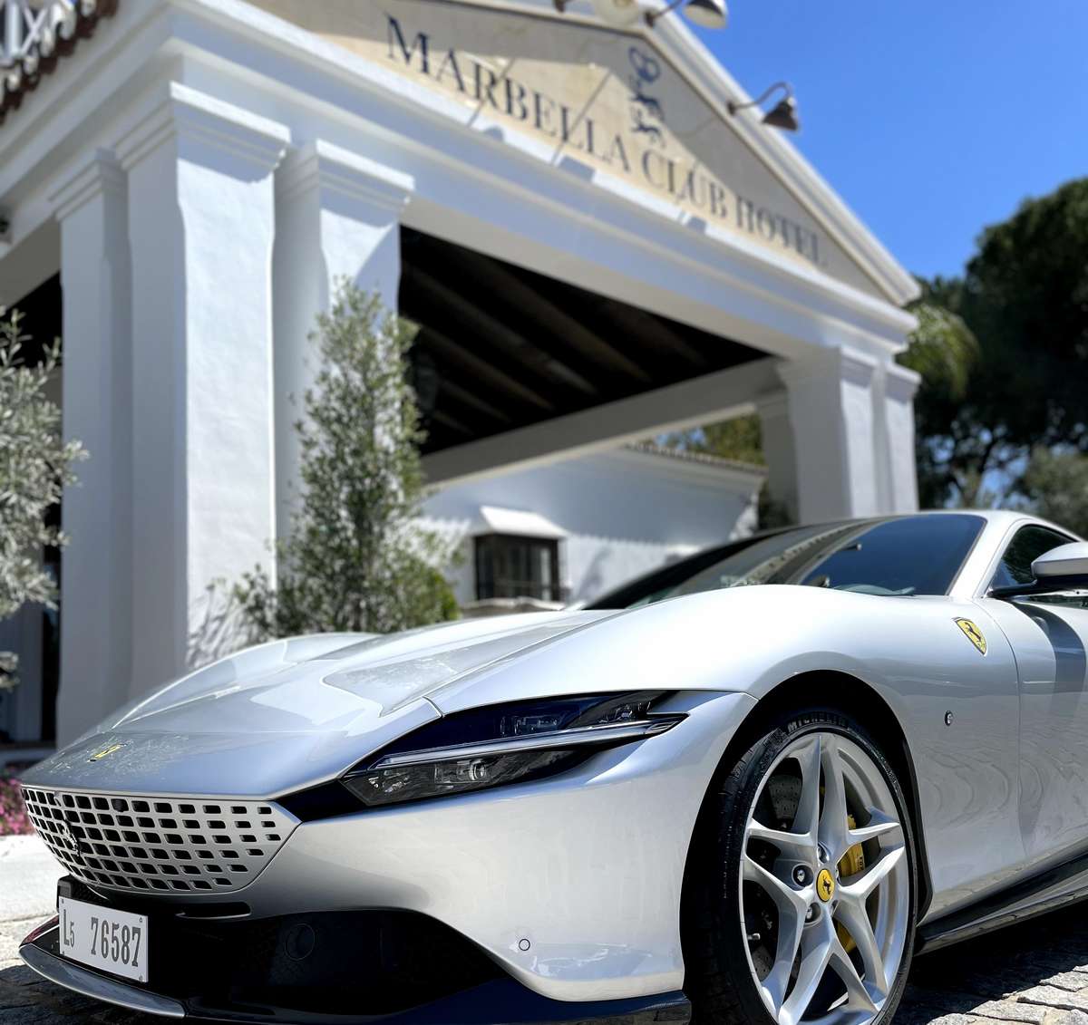 Coche Ferrari en el Marbella Club Hotel