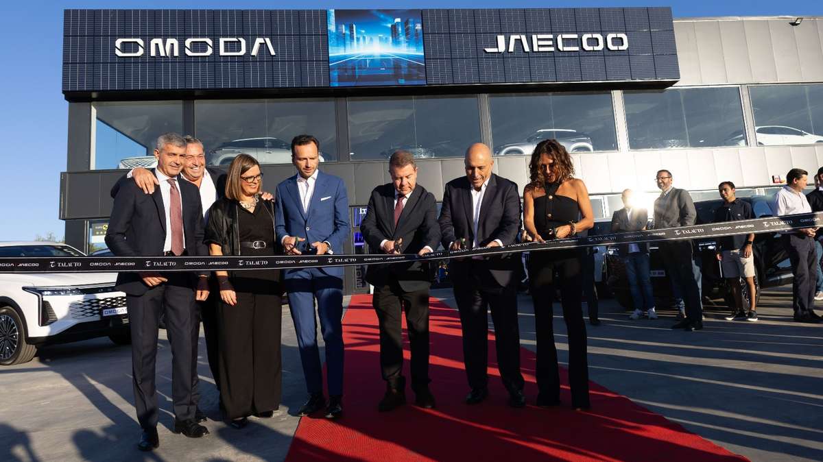 Autoridades cortando la cinta en la inauguración de Talauto OMODA JAECOO